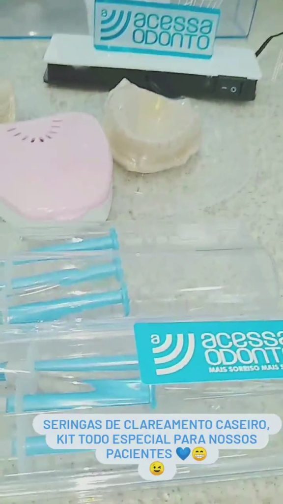 Kit usado para clareamento dental: Serigas com o gel clareador em estojo transparente com a marca acessa odonto, moldeira confeccionada pelo dentista diretamente sobre o modelo de gesso em estojo colorido.