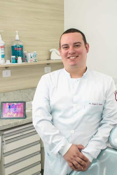 Dentista em Vargem Grande Paulista Dr Sergio é Expert em Estética, Facetas e Lentes de Contato.