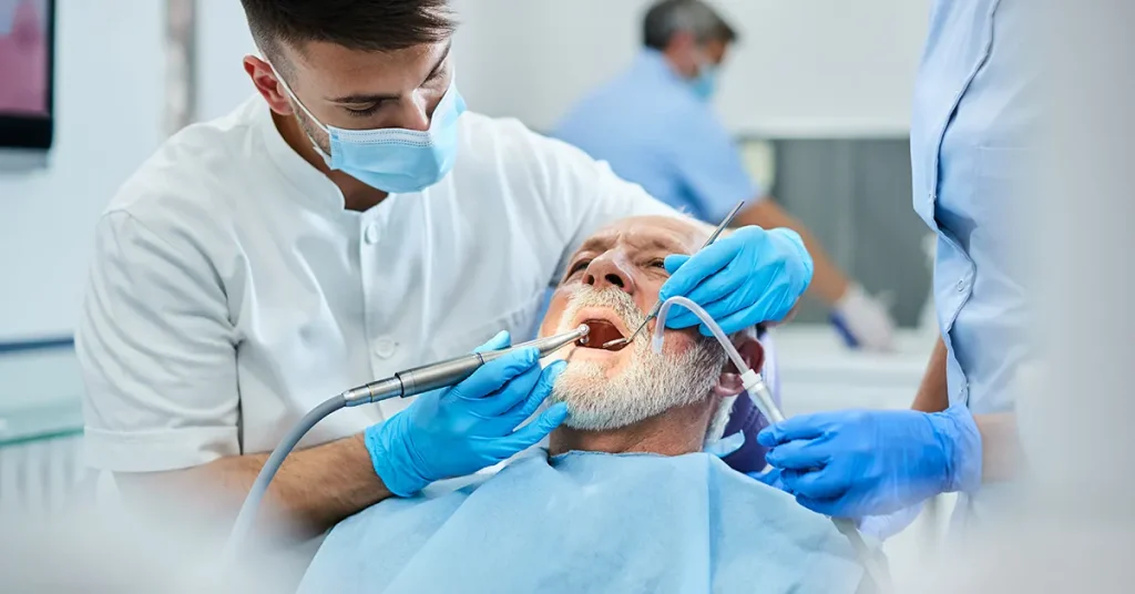 Implante Dentário 9 A manutenção regular e preventiva de implantes dentários é essencial para garantir sua longevidade e sucesso. As consultas regulares ao dentista, a cada 6 a 12 meses, são necessárias para prevenir infecções, preservar a saúde bucal e detectar precocemente problemas.