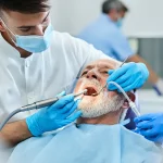 Implante Dentário 11 A manutenção regular e preventiva de implantes dentários é essencial para garantir sua longevidade e sucesso. As consultas regulares ao dentista, a cada 6 a 12 meses, são necessárias para prevenir infecções, preservar a saúde bucal e detectar precocemente problemas.