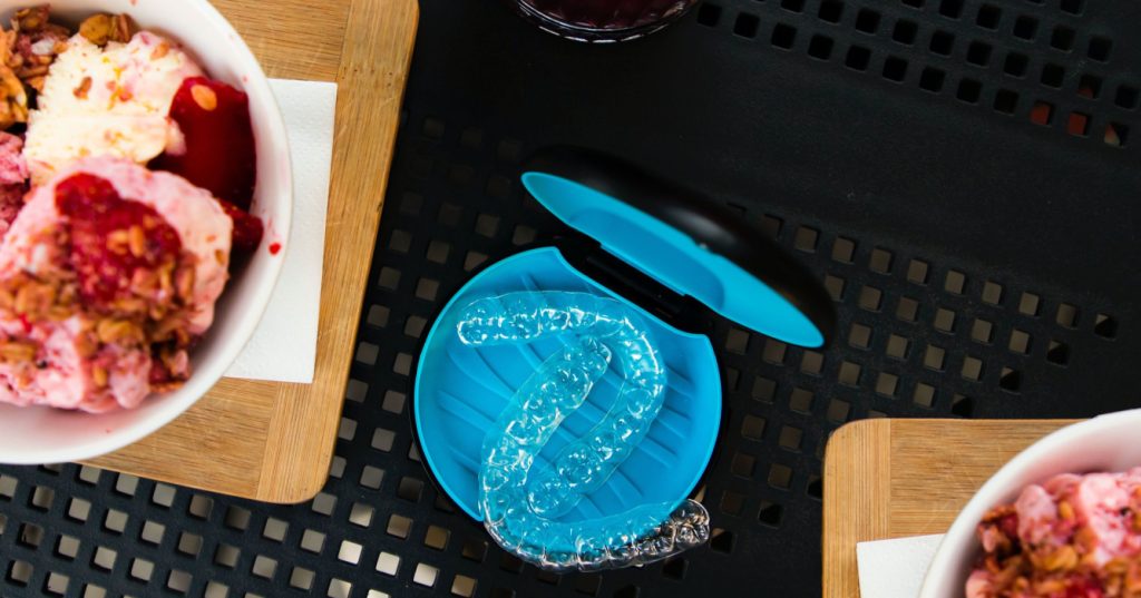 Alinhadores transparentes tipo Invisalign em seu estojo, na Clínica Muglia em Vargem Grande Paulista.