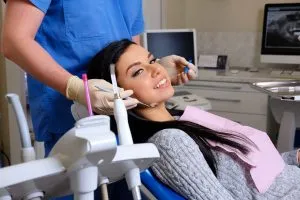 Dentista atende candidata a extração do siso.