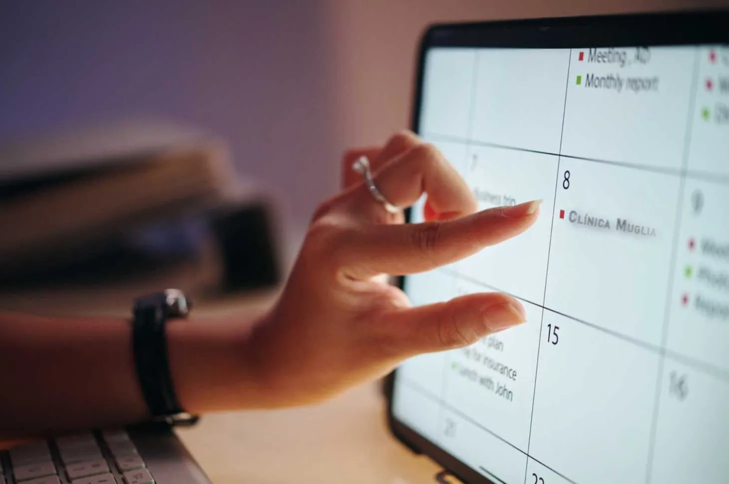 Pessoa utilizando tablet para agendar consulta odontológica na Clínica Muglia em Vargem Grande Paulista.